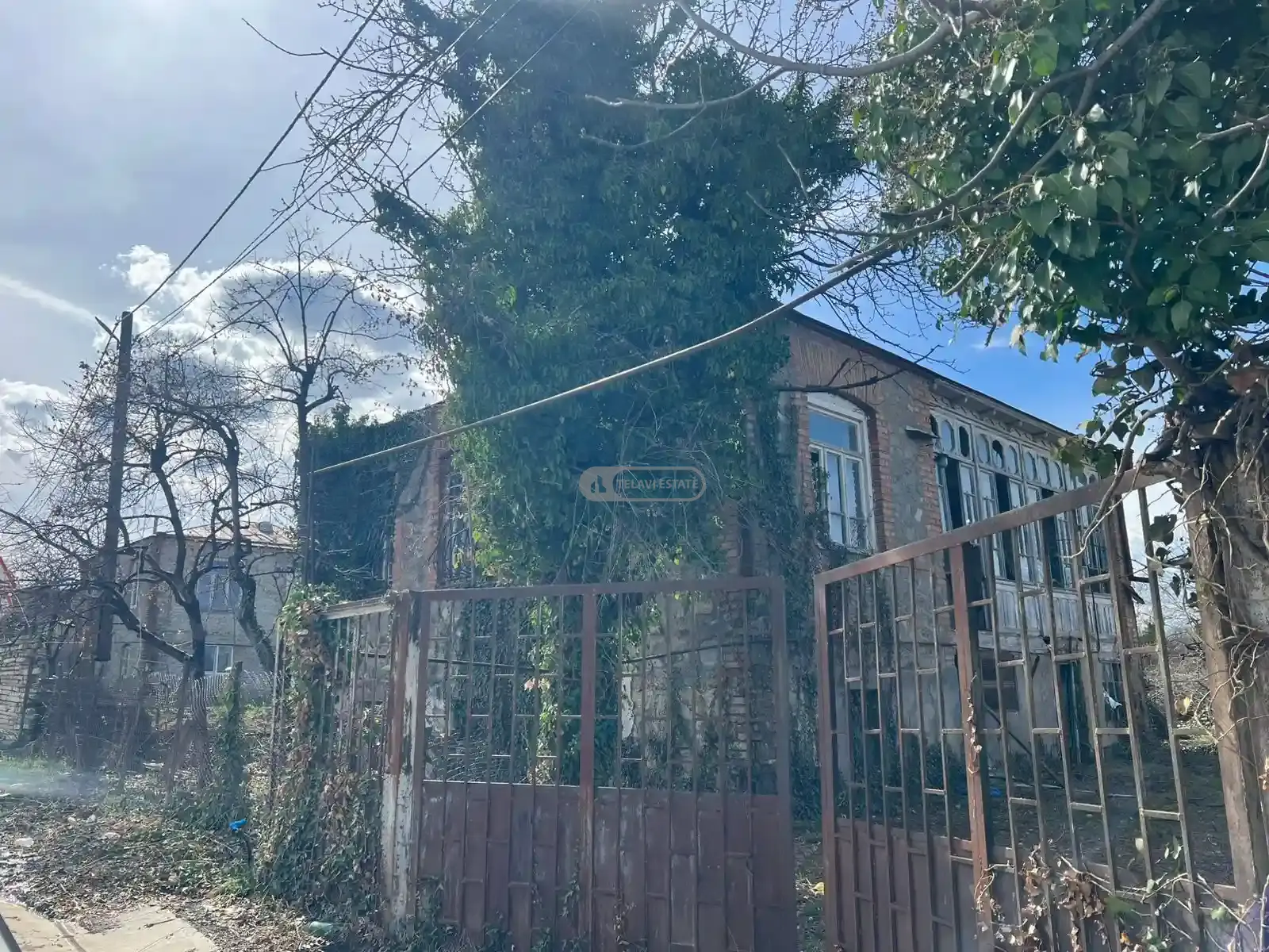 ძველი სახლი დიდი ეზოთი ნასამხრალში